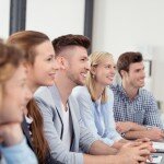 junge leute hören einem vortrag zu